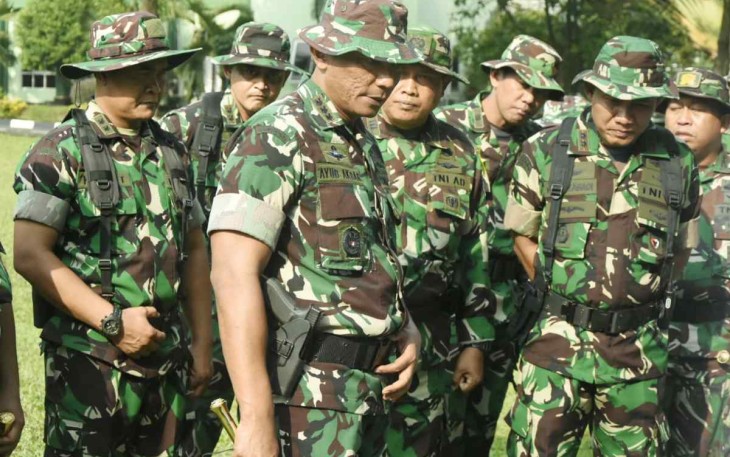 Danrindam Jaya Kolonel Inf Ayub Akbar saat inspeksi latihan berganda siswa santri dan lintas agama