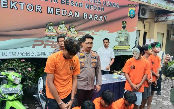 Kapolsek Medan Barat saat konferensi pers 