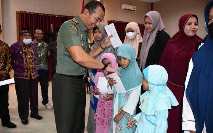 Pangdam XIV/Hsn Mayjen TNI Totok Imam Santoso saat memberikan santunan anak yatim