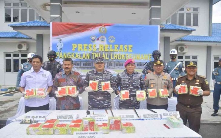 Lanal Lhokseumawe saat konferensi pers terkait temuan 22 Kg paket sabu  
