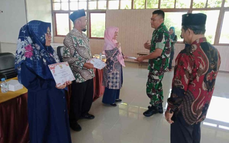 Penyerahan piagam penghargaan 