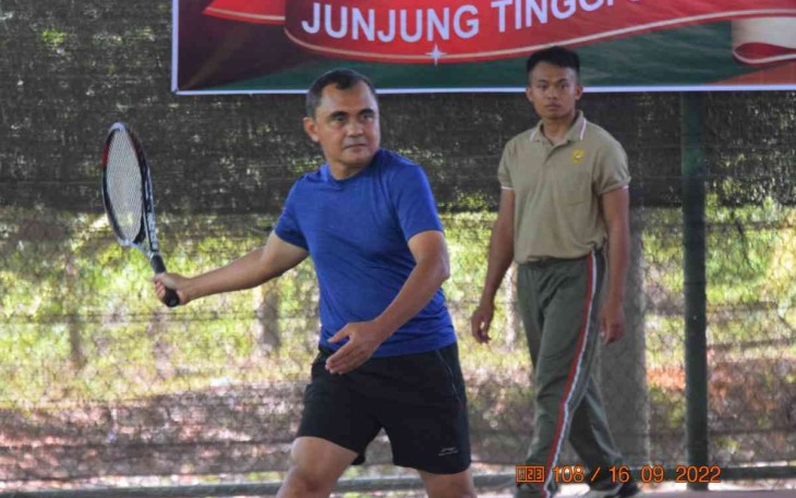 Danrem 121/Abw Brigjen TNI Pribadi Jatmiko saat unjuk kebolehan pertandingan tenis lapangan
