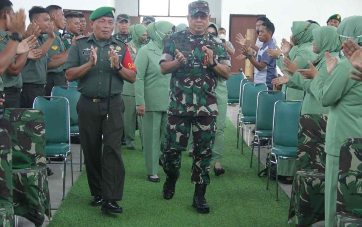 Danrem 142/Tatag Brigjen TNI Farouk Pakar bersama Dandim 1427/Pasangkayu 