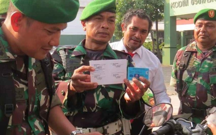 Dandim 0507/Bekasi Letkol Inf Hafes Isjafrin saat meriksa kelengkapan surat kendaraan, Senin (19/9)