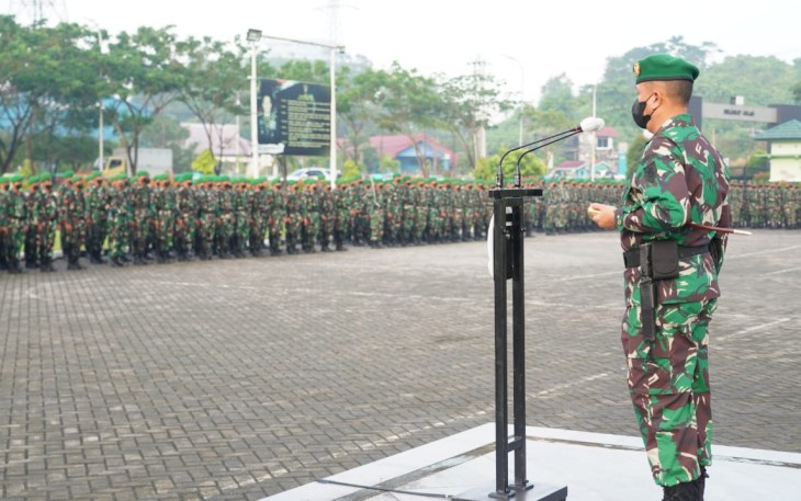 Danrem 091/ASN Brigjen TNI Dendi Suryadi saat pimpin upacara bendera 