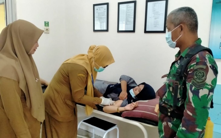 Sertu Syarif saat dampingi warga Binaannya pasang KB di puskesmas. Senin (19/9)