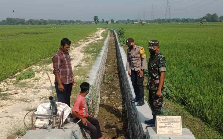 Pendampingan pembuatan saluran irigasi 