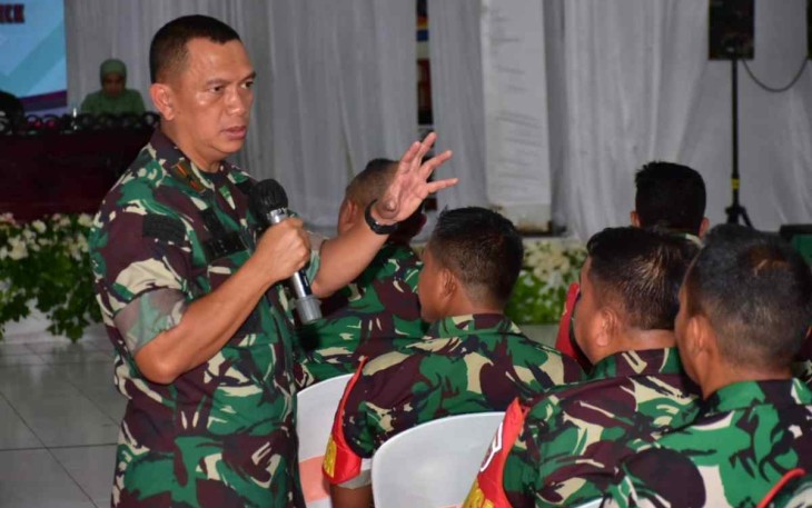 Danrem 091/ASN Brigjen TNI Dendi Suryadi memberikan penguatan prajuritnya di Kodim 0904/Paser, Selasa (20/9)