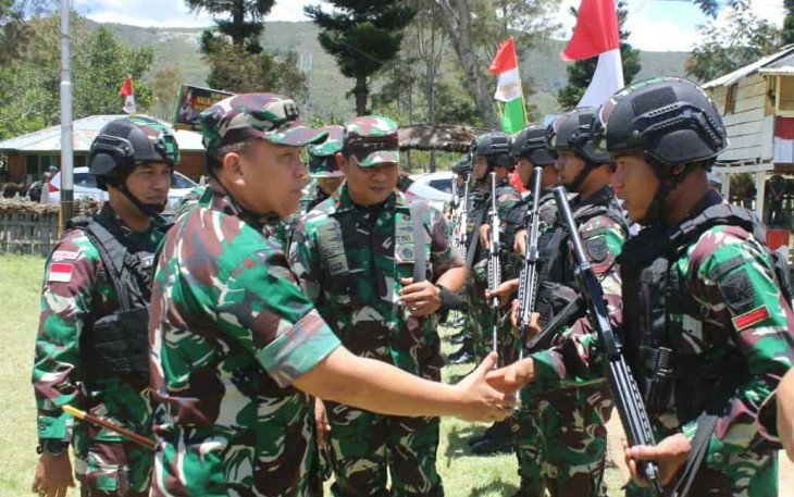 Pangdam II/Swj Mayjen TNI Hilman Hadi saat memberikan motivasi Prajurit satgas Yonif Raider 142/KJ, Rabu (21/9)