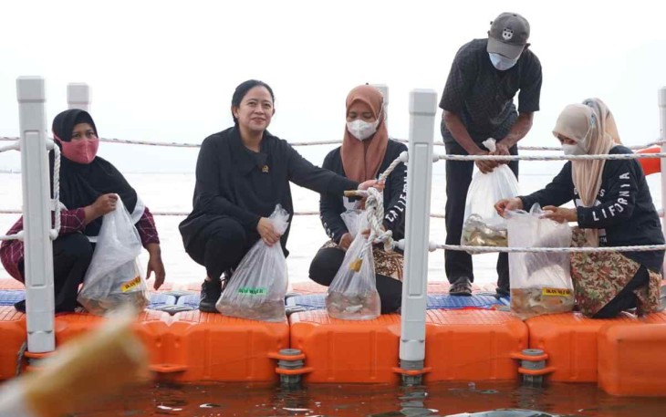 Puan Maharani saat tebar ikan di waduk Jatiluhur Purwakarta, Rabu (21/9)