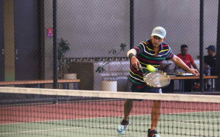 Wamenkumham Edward Omar Sharif Hiariej unjuk kebolehan olahraga tenis lapangan, Rabu (21/9)