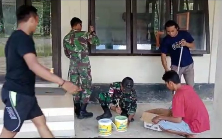 Musholla di cat ulang personel satgas bersama warga