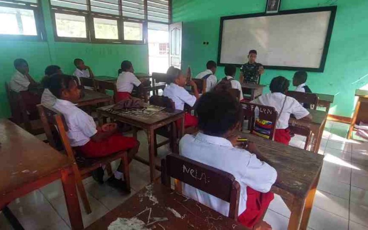 Anggota TNI turut andil mencerdaskan anak bangsa