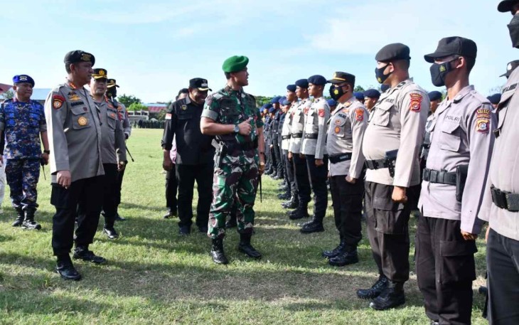 Danrem 143/HO Brigjen TNI Yufti Senjaya saat inspeksi pasukan pengamanan kunjungan kerja RI-1