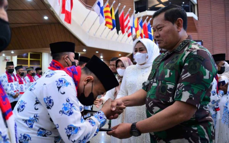 Kasal Laksamana TNI Yudo Margono saat melepas prajuritnya ibadah umroh