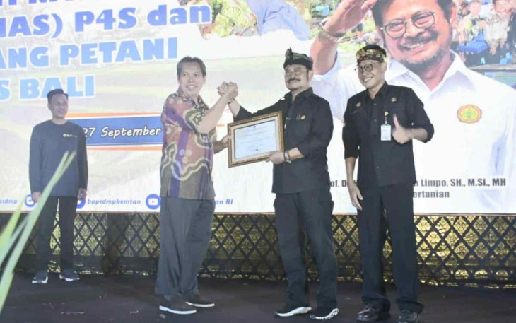 Kementan SYL saat memberikan piagam penghargaan di Bali