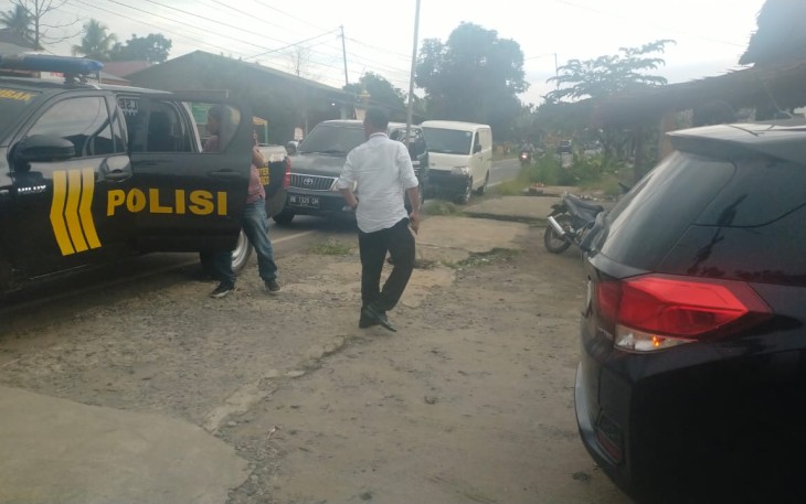 Polisi saat penggrebekan lokasi judi pak kulit