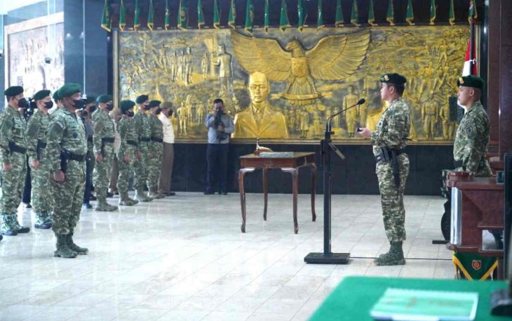 Pangkostrad Letjen TNI Maruli Simanjuntak saat pimpin sertijab pejabat dan tradisi korps prajurit di Jakarta, Selasa (27/9)