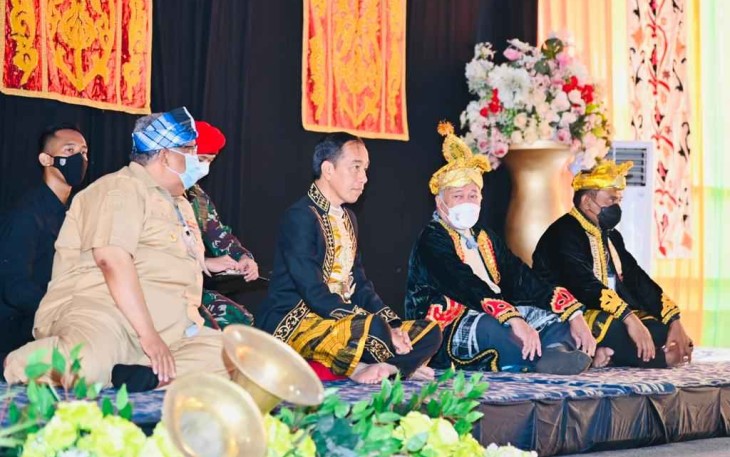 Presiden Joko Widodo usai dianugerahi gelar kesultanan Buton. Selasa (27/9)