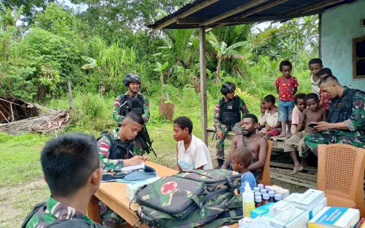 Satgas Yonif 126/KC Berikan Pelayanan Kesehatan 