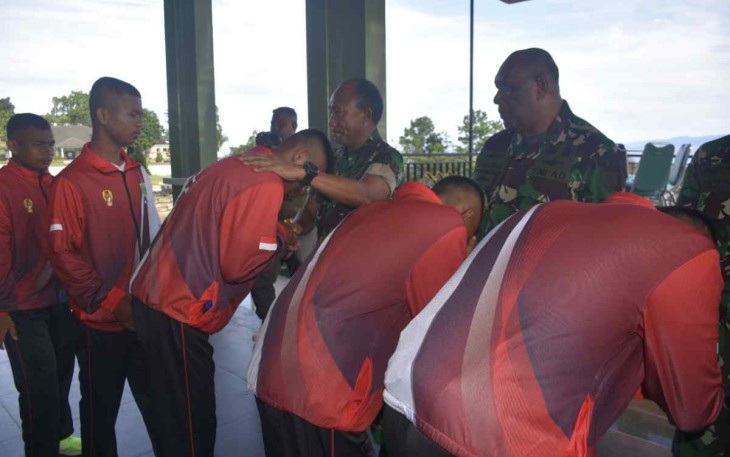 Pangdam Kasuari Mayjen TNI Gabriel Lema saat melepas kontingen liga santri piala Kasad. Selasa (27/9)