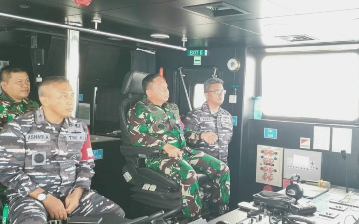 Pangkoarmada III Laksamana Muda TNI Irvansyah saat entry briefing diatas kapal perang