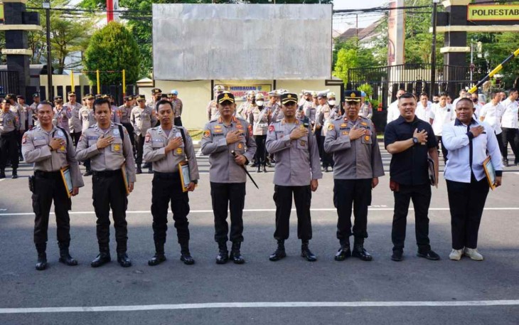 Kapolrestabes Makassar Kombes Pol Budi Haryanto bersama lima satpam berprestasi, Rabu (28/9)