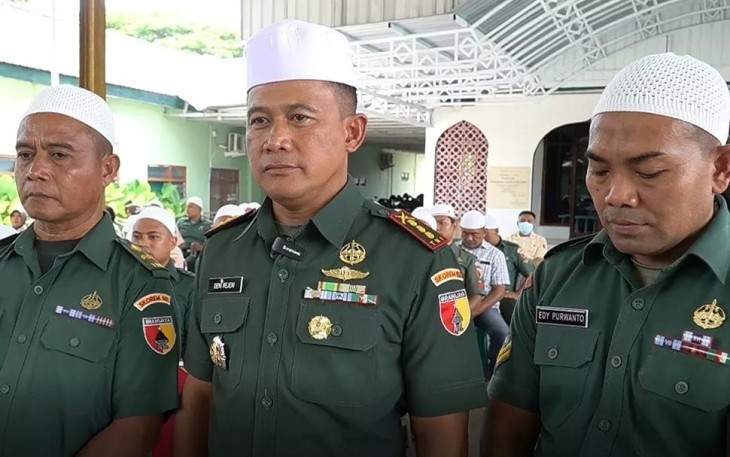 Danrem 081/DSJ Kolonel Inf Deni Rejeki saat berangkatkan prajuritnya ibadah umroh. Rabu (28/9)