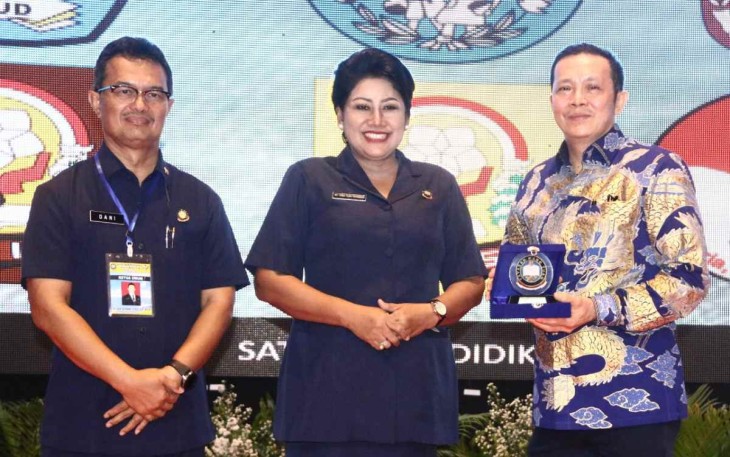 Ketua Pembina YHT Ny Vero Yudo Margono saat sesi foto bersama dalam Rakernas YHT tahun 2022 di Jakarta, Rabu (28/9)