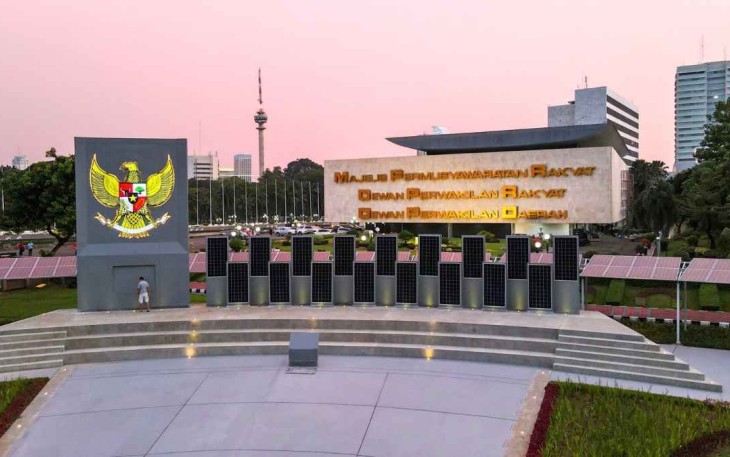 Sinar lampu menggunakan panel listrik tenaga Surya. Kamis (29/9)