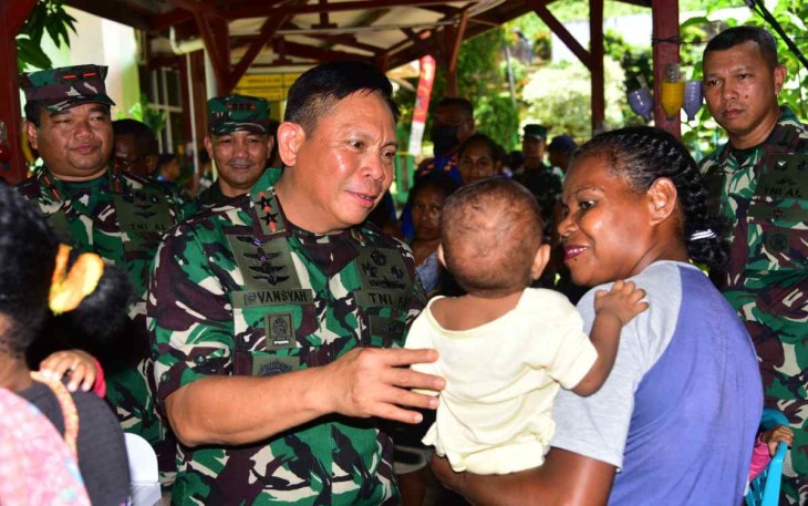 Pangkoarmada III Laksamana Muda TNI Irvansyah saat baksos di puskesmas Tanjung Kasuari. Kamis (29/9)