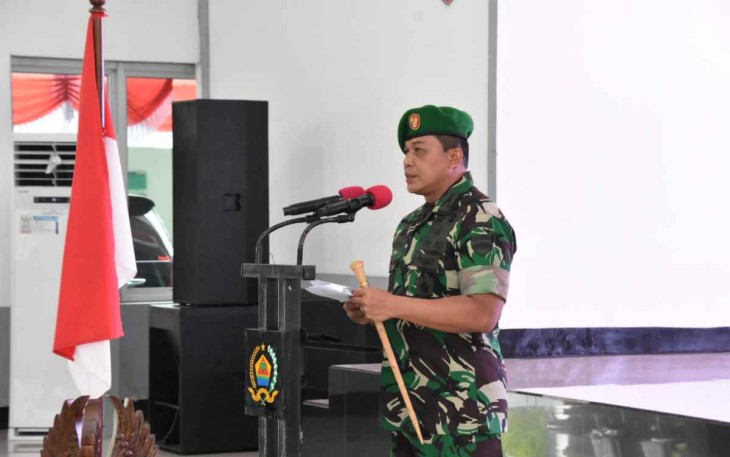 Danrem 023/KS Kol Inf Dodi Triwinarto saat memberikan arahan kenaikan pangkat prajuritnya. Sabtu (1/10)