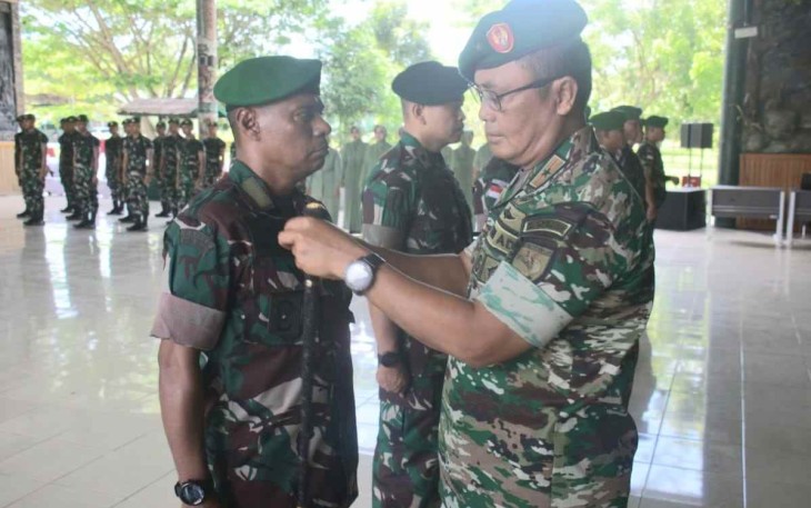 Danrem 174/Merauke saat menyematkan kenaikan pangkat prajuritnya. Sabtu (1/10)