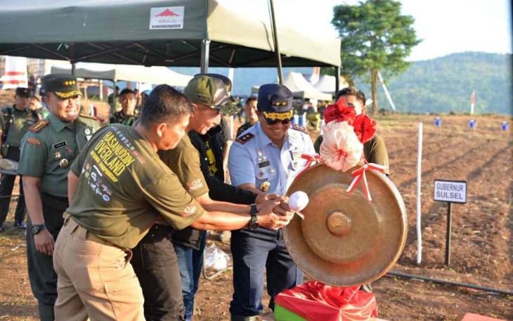 Pangkoopsud II Marsekal Muda TNI Widyargo Ikoputra saat pemukulan gong ketahanan pangan bersama Pangdam Hasanuddin dan Bupati Maros. Minggu (2/10)
