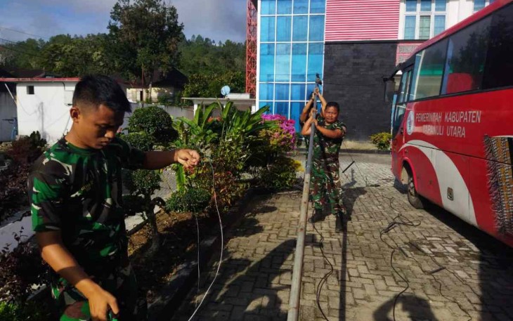 Pemasangan alkom di posko bencana gempa. Minggu (2/10)