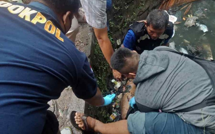 Proses evakuasi mayat di saluran air di lingkungan Pabuaran. Minggu (2/10)