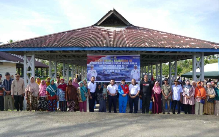 Foto bersama Pangkoarmada III saat peresmian pasar tradisional Umbul Harjo. Minggu (2/10)