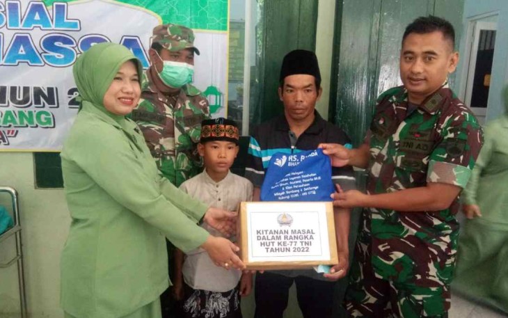 Dandim 0720/Rembang Letkol Czi Parlindungan Simanjuntak saat memberikan bingkisan dalam acara sunatan massal. Selasa (4/10)