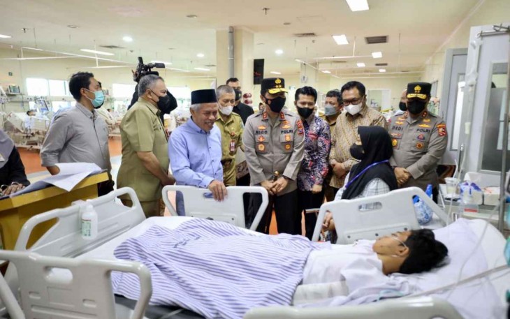 Kapolda Jatim Irjen Pol Nico Afinta menjenguk korban tragedi stadion Kanjuruhan di RS Saiful Anwar. Selasa (4/10) 