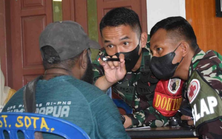 Baksos pengobatan gratis satgas Yonif 511/DY di perbatasan. Selasa (4/10) 