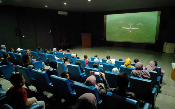 Pengunjung saat menonton film di teater mini Muspusdirla. Selasa (4/10)