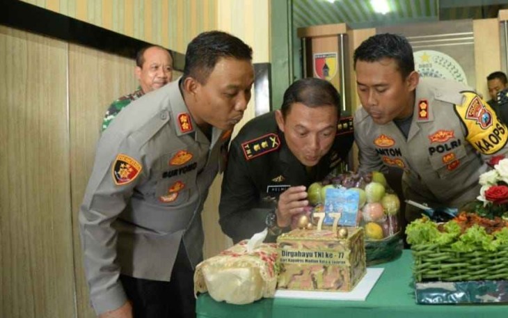 Dandim 0803/Madiun Letkol Inf Meina Helmi meniup lilin kue HUT TNI ke-77 