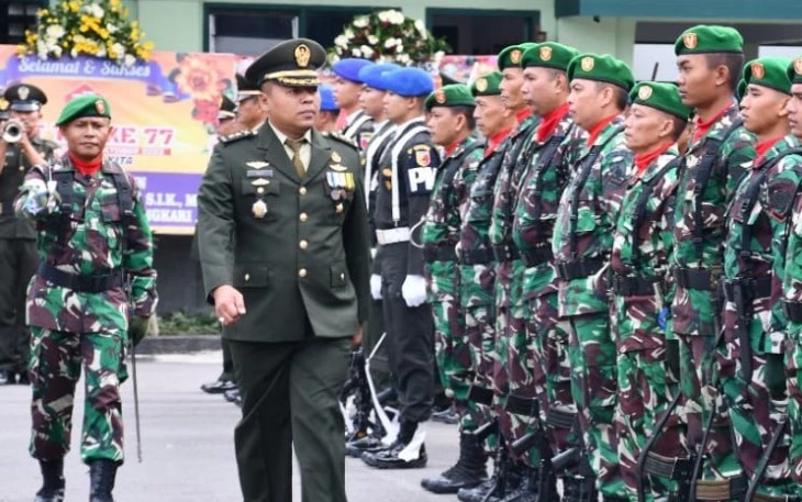 Kasrem 081/DSJ Letkol Inf Yuli Eko Purwanto saat pengecekan prajurit upacara HUT TNI ke-77. Rabu (5/10)