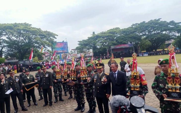 Danrem 064/MY Brigjen TNI Tatang Subarna foto bersama Babinsa berprestasi. Rabu (5/10)