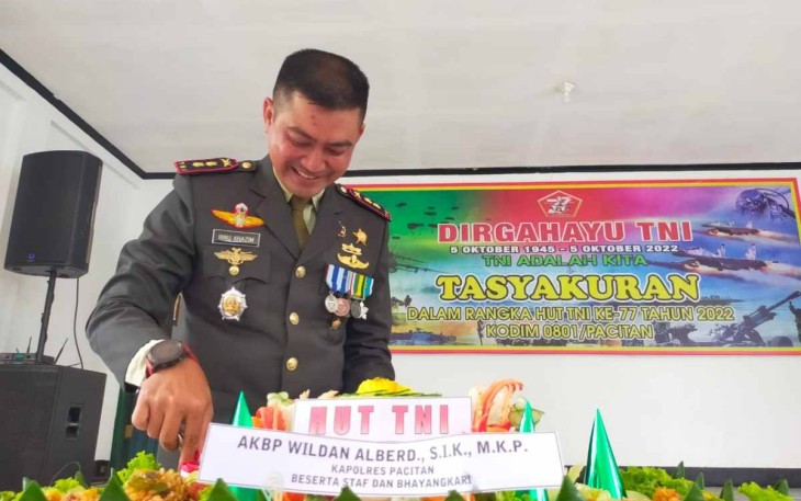 Kado Spesial HUT TNI ke-77 Kapolres Pacitan. Kamis (6/10)