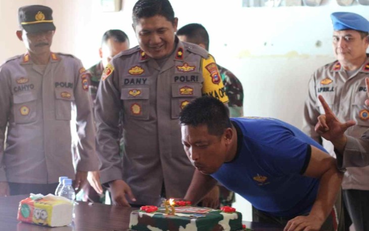 Kasdim 1001/HSU-BLG Mayor Inf Eko Santoso meniup lilin kue ulang tahun kado spesial Polres Balangan. Jum'at (7/10)