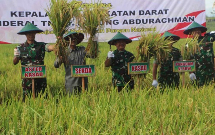 Kasad Jenderal TNI Dudung Abdurachman saat panen raya padi di kabupaten Tulungagung. Jum'at (7/10)