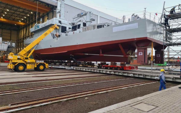 Kapal Penyapu Ranjau di galangan kapal Abeking Rasmussen Bremen, Jerman