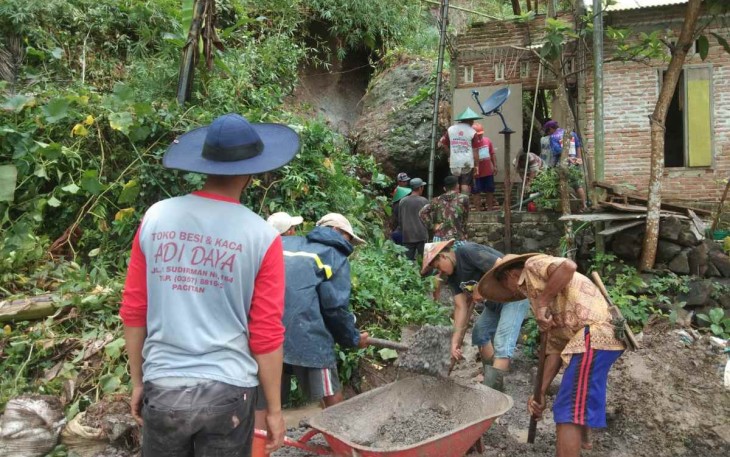 Gotong royong bersama warga binaan 
