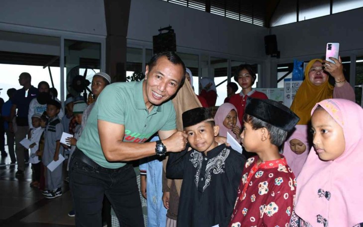 Pangdam Hasanuddin Mayjen TNI Dr. Totok Imam Santoso saat memberikan santunan ayak yatim. Sabtu (8/10)